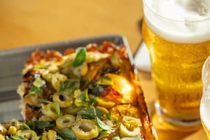Pizza con cerveza libre, locro con vino y un pop de omakase: la agenda gastro de la semana