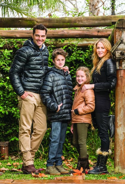 Hernán Drago junto a Bárbara Cudich y a sus hijos, Lola y Luka