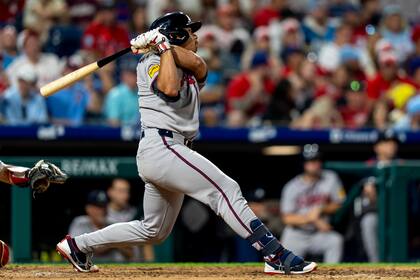 Drake Baldwin, de los Bravos de Atlanta, conecta un jonrón de dos carreras durante la novena entrada de un juego de béisbol contra los Filis de Filadelfia, el domingo 31 de agosto de 2025, en Filadelfia. (AP Photo/Chris Szagola)