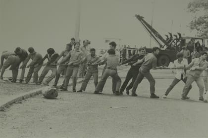 El esfuerzo de los pobladores para sacar el micro del río Paraná