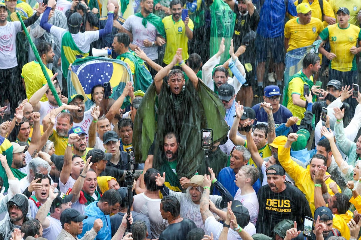 Eles marchavam em apoio a Bolsonaro e um raio atingiu 30 feridos