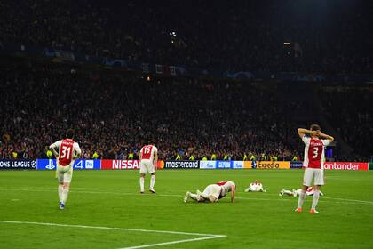 Joel Veltman y sus compañeros del Ajax, después del tercer gol marcado por Lucas Moura.