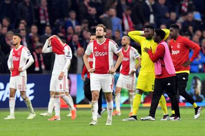 Los jugadores del Ajax se retiran del campo de juego, después de perder la semifinal.