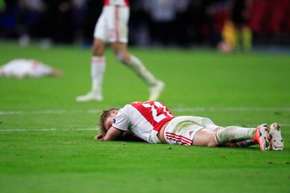 Frenkie de Jong de Ajax se tira en el césped al finalizar el partido.