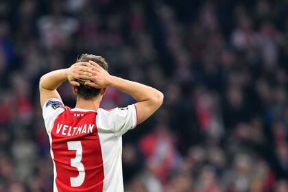 El defensor holandés del Ajax Joel Veltman mira al público al cierre del encuentro.