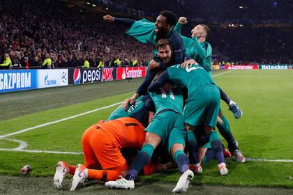 Los jugadores del Tottenham celebran su victoria en la semifinal de la UEFA Champions League frente al Ajax, en el Johan Cruyff Arena de Amsterdam.