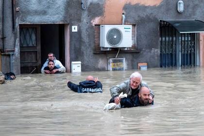 Dramáticas inundaciones tras dos días de fuertes lluvias en las regiones de Emilia-Romaña y Marcas, en el norte de Italia, han provocado muertes y daños a lo largo de la costa adriática del país en mayo de 2023.
