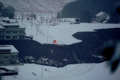 Vista del enorme cráter que se formó tras el alud