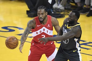 Leonard lideró a los Raptors a una victoria que los deja a un partido del título