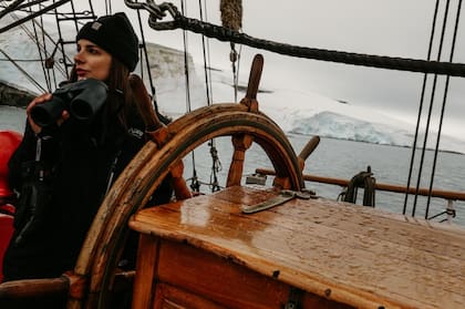 Drea disfrutando junto al timón dentro del velero.