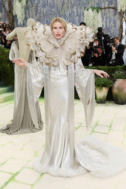 Dree Hemingway recrea un estilo victoriano con este impactante vestido plateado