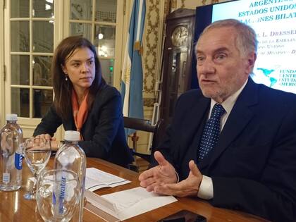 Dressel y Savino, durante el evento en la Embajada