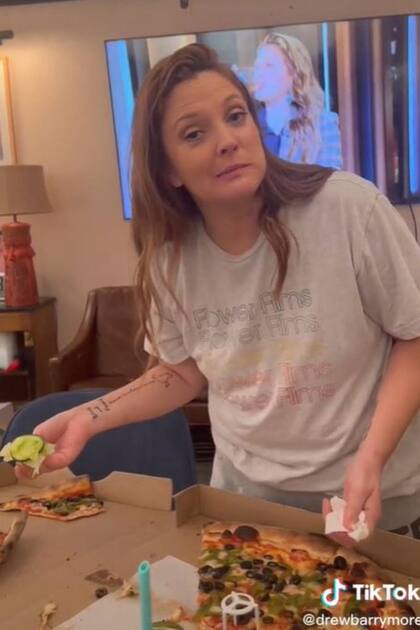 Drew Barrymore se mostró satisfecha y contenta con su invento al que llamó "ensalada de pizza"