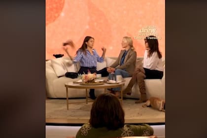 Drew Barrymore sorprende al sacarse las extensiones del cabello en pleno programa