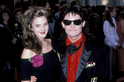 Drew Barrymore y Corey Feldman en los Oscar de 1989