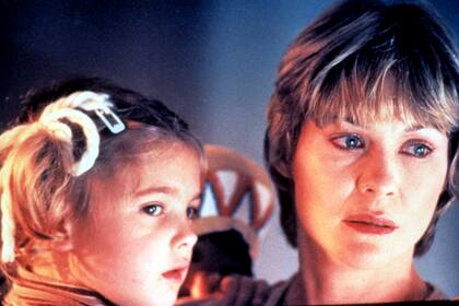 Drew Barrymore y Dee Wallace en E.T., la película en la que buscó refugio