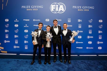 Dries van Langendonk, Kirill Kutsov y Paolo Ippolito, los campeones del mundo de karting y la foto para el recuerdo con Max Verstappen
