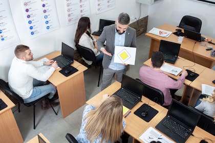 Clases teóricas. En ellas se enseña desde las señales hasta la normativa vigente; hoy se dictan de manera virtual