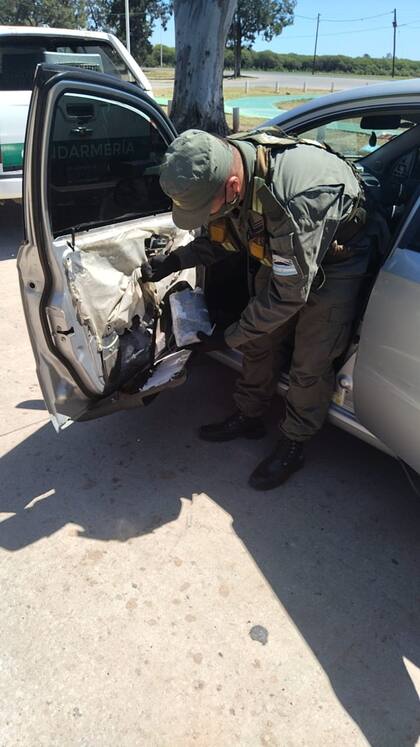 Droga oculta en los paneles laterales de las puertas de un auto, en Chaco