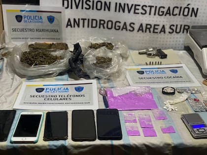 Drogas, celulares y un revólver secuestrados a una banda narco de Nueva Pompeya