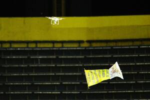 Drone polémico: qué decía la bandera que enojó a Pablo Pérez en el clásico