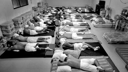 Los internos duermen con sus camisas sobre sus cabezas durante la siesta en un dormitorio para pacientes recién llegados en un centro de desintoxicación en la provincia de Pampanga, en el norte de Filipinas