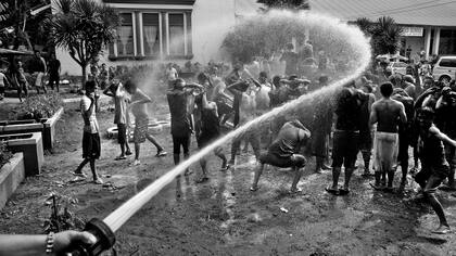 Los internos, que se llaman a sí mismos "campeones de la recuperación", se lavan con una manguera, durante el programa de rehabilitación de drogas de fin de semana organizado por el gobierno de San Fernando, en el norte de Filipinas