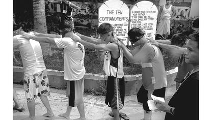 Los jóvenes internos se vendaron los ojos como parte de su programa de rehabilitación de drogas de fin de semana, en el norte de Filipinas