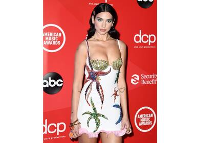 Dua Lipa, con un look con muchos brillos