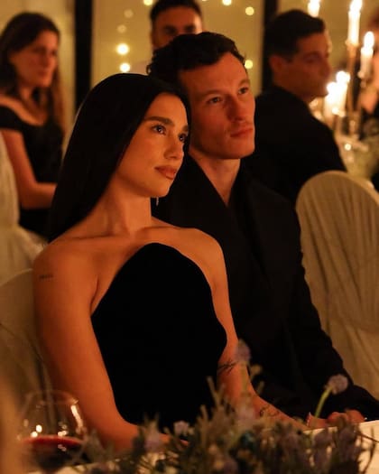 Dua Lipa anunció su compromiso con Callum Turner, con quien sale desde enero de 2024 (Foto: Instagram/@dualipa)