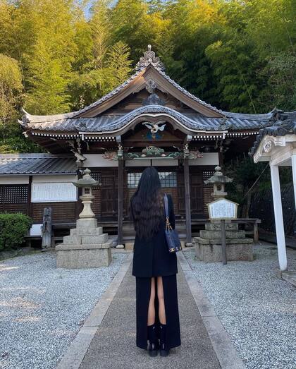 Dua Lipa aprovechó su visita a Japón para visitar un templo de Naoshima
Foto: INSTAGRAM / @dualipa