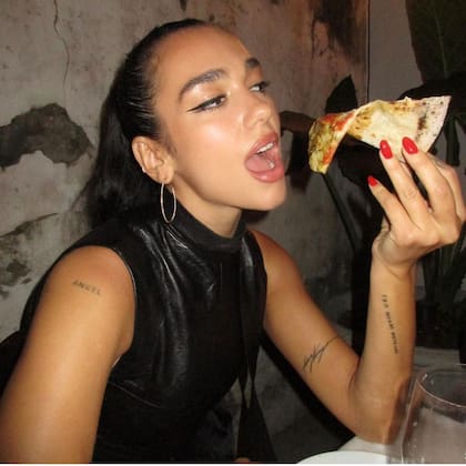Dua Lipa comiendo pizza en “Atte. Pizza Napoliteana” un restaurant exclusivo ubicado en Palermo cuyo consultor y creador de las recetas es Anthony Falco, fundador de la renombrada pizzería Roberta’s en Nueva York