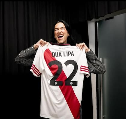 Dua Lipa con la camiseta número 22 que utiliza Kevin Castaño en River