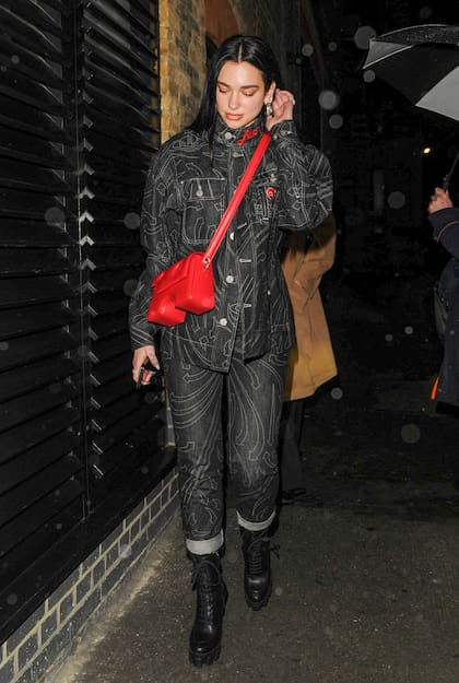 Dua Lipa con un look súper chic: un traje de doble mezclilla de Vivienne Westwood. ¿Homenaje a la recientemente fallecida diseñadora?