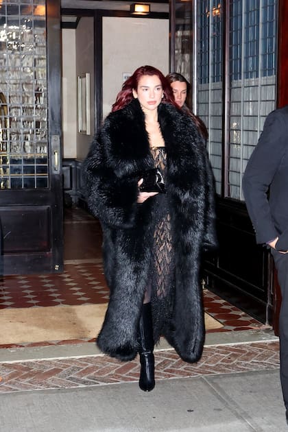Dua Lipa deslumbró con un conjunto de encaje negro y un abrigo largo de piel al salir del Hotel Greenwich en Nueva York