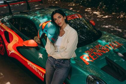 Dua Lipa durante una sesión de fotos con Porsche Foto: Instagram porsche
