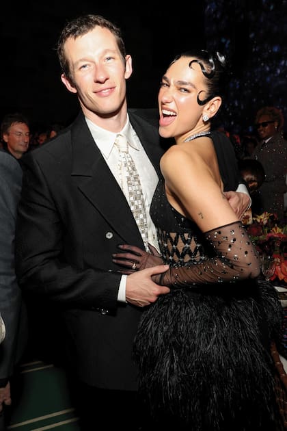 Dua
Lipa eligió Chanel, con
plumas, transparencias y adornos
brillantes, para acudir a la gala
junto a su novio, Callum Turner.