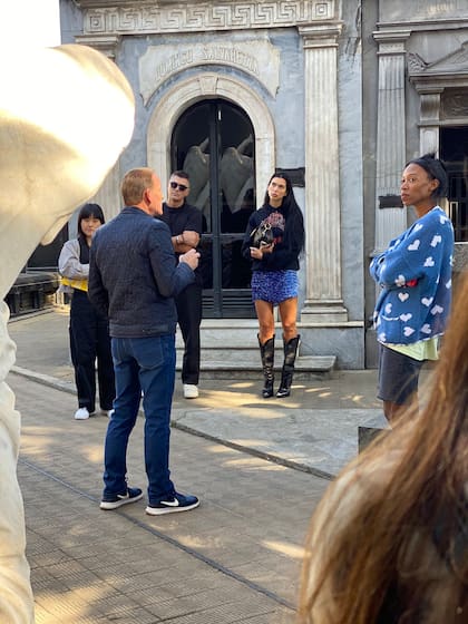 Dua Lipa en el Cementerio de la Recoleta