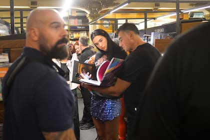 Dua Lipa en la librería El Ateneo Gran Splendid