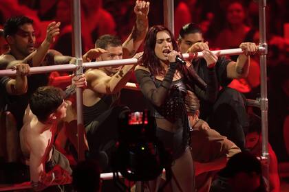 Dua Lipa en un atrevido atuendo que combina transparencias y cuero negro durante su performance; la cantante, compositora y modelo británicoalbanesa de 28 años abrió la noche interpretando los temas "Training Season" y "Houdini"