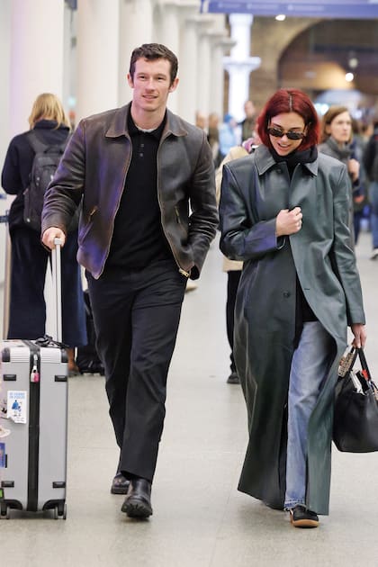 Dua Lipa junto a su pareja, el actor Callum Turner, unos días antes en la estación de tren St Pancras, en Londres. 