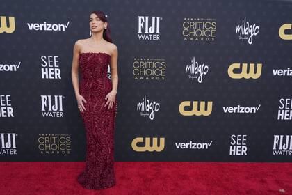 Dua Lipa llegó a la entrega número 29 de los Critics Choice Awards enfundada en un espectacular vestido rojo con textura de Prada que combinó con el color de su pelo


