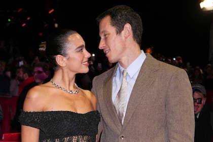 Dua Lipa se casó a los 29 años, mientras que Callum Turner a los 35 años (Photo by Scott A Garfitt/Invision/AP).