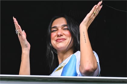 Dua Lipa visitó Buenos Aires el año pasado durante su gira mundial. Tocó en River y visitó la Bombonera