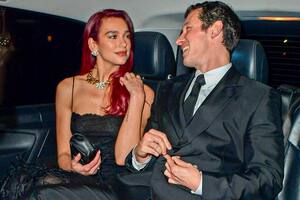 Dua Lipa y Callum Turner afianzan su amor con un aromántico baile en París