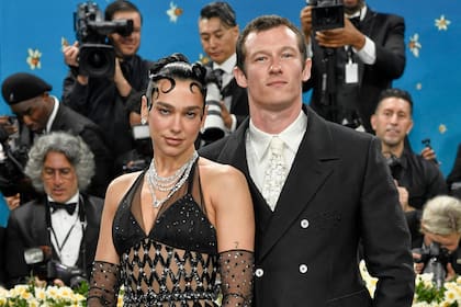 Dua Lipa y Callum Turner durante la Met Gala de 2025 en Nueva York (Foto Evan Agostini/Invision/AP, archivo)