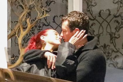 Dua Lipa y Callum Turner se besan al salir de el restaurant Sushi Park, en Los Ángeles, en enero último; de este modo confirmaron los rumores de romance que circulaban hacía un tiempo