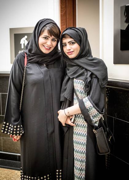 Mujeres de compras en el Dubai Mall.