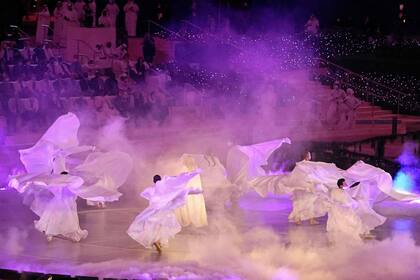 Dubai abrió su extravagante Expo 2020 con una ceremonia llamativa con fuegos artificiales y exhibiciones de luces mientras intenta cortejar al mundo a pesar de la pandemia.