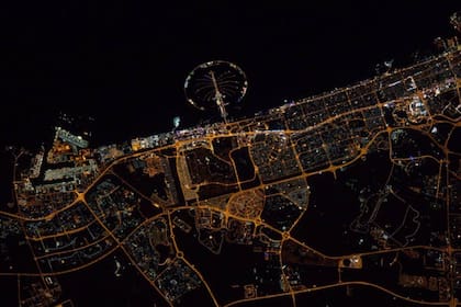 Dubai, con las luces que demuestran cómo la ciudad se extendió hacia el Golfo Pérsico